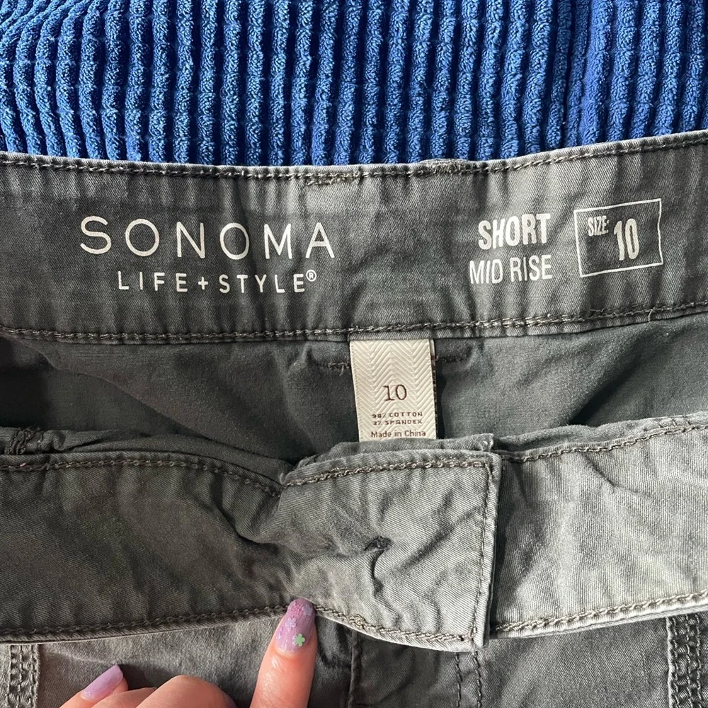 Mid rise women’s shorts grey size 10